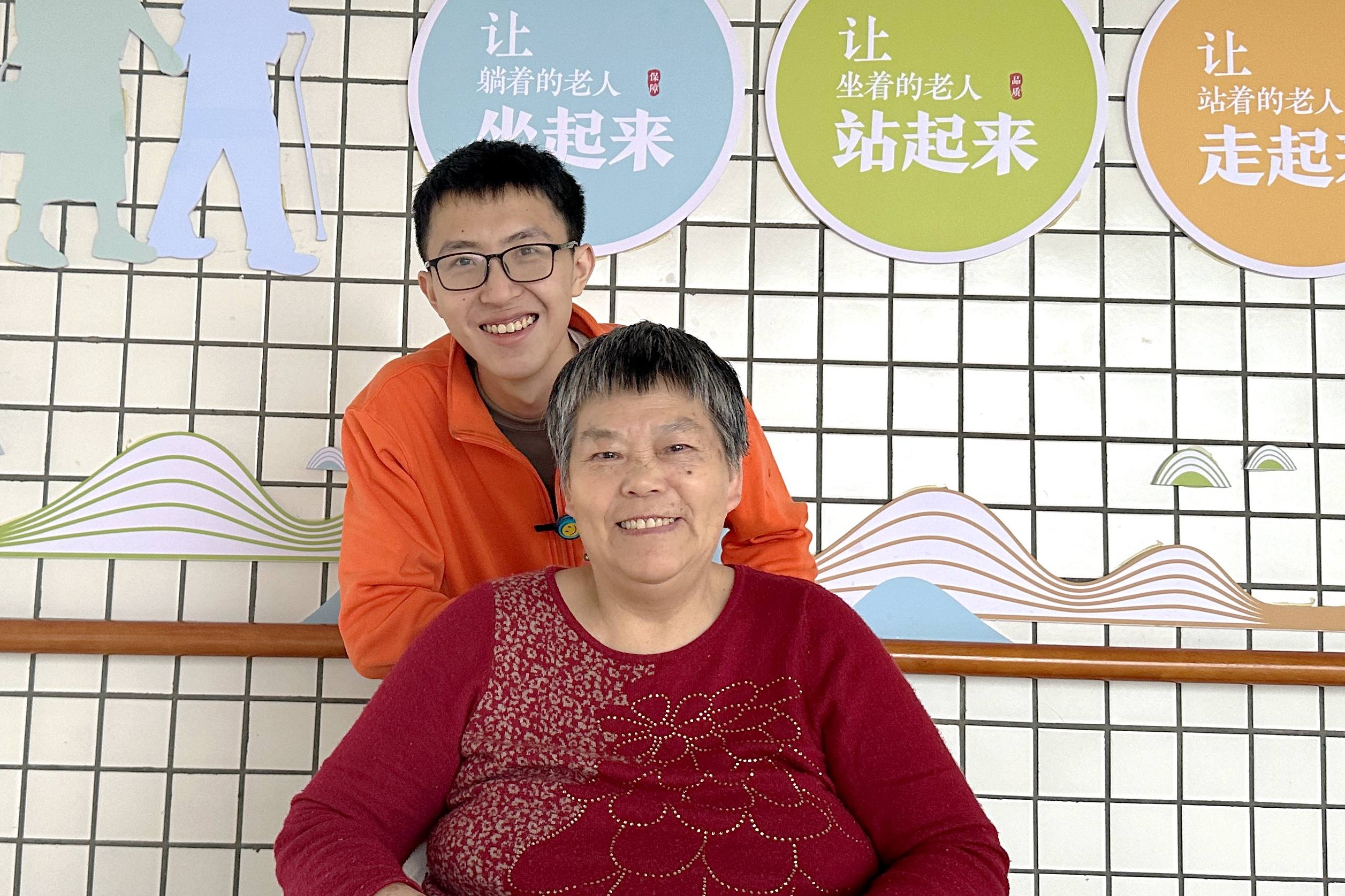 “00后”男护士选择从事养老护理员工作