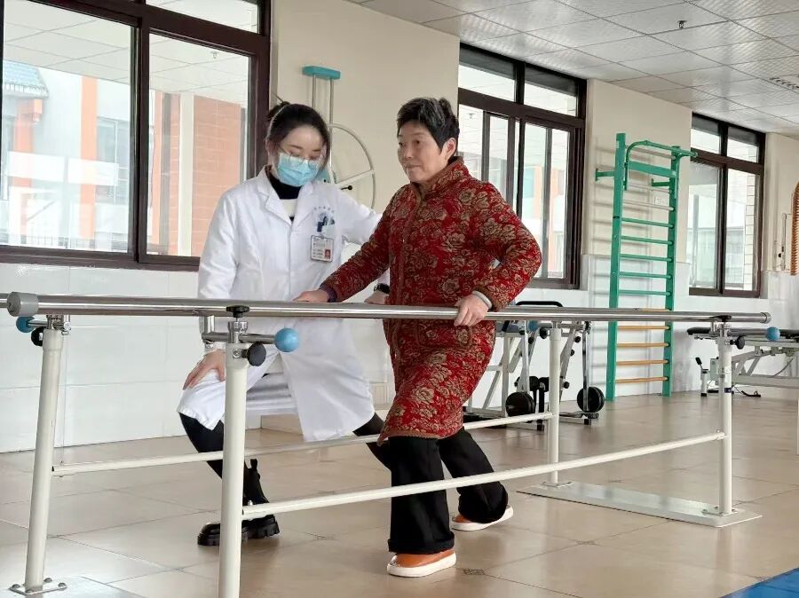 太惊喜！六旬婆婆脑梗后站不起来，眉山这家养护中心1个月帮她重新“迈步子”
